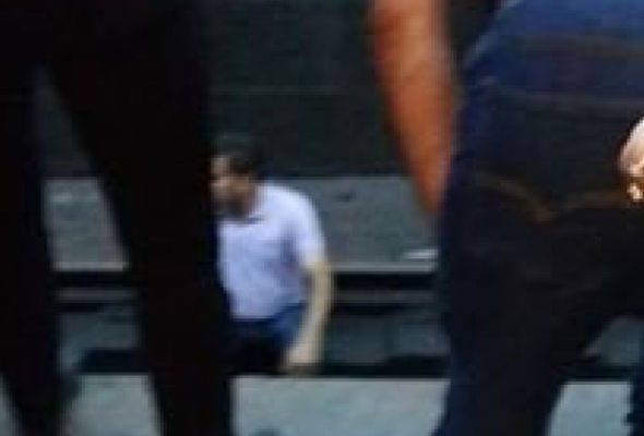 Bakı metrosunda kişi relslərin üstünə yıxıldı