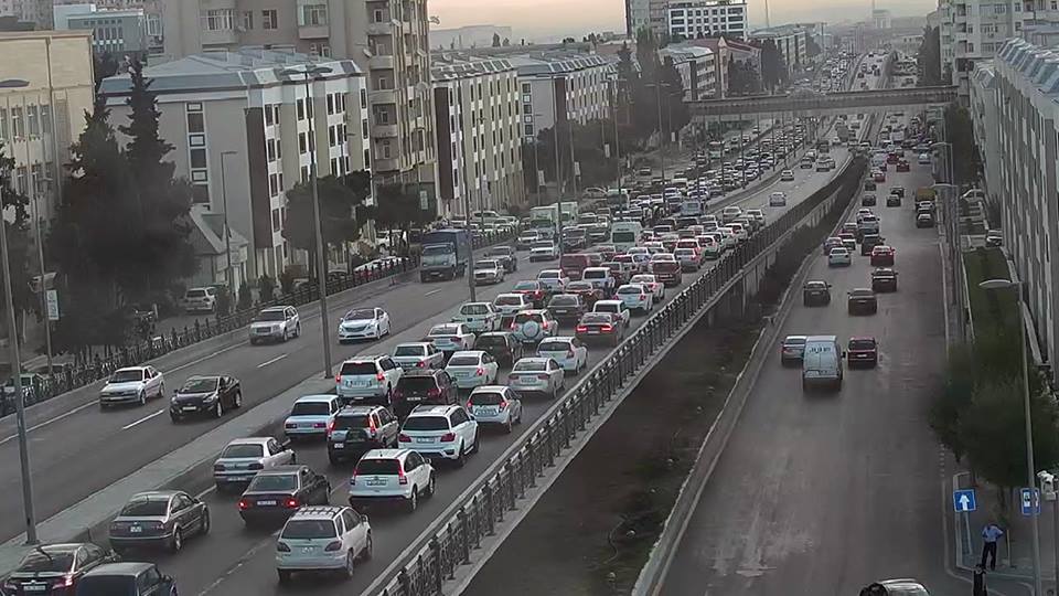 Ziya Bünyadovda qəza baş verdi - Tıxac yarandı