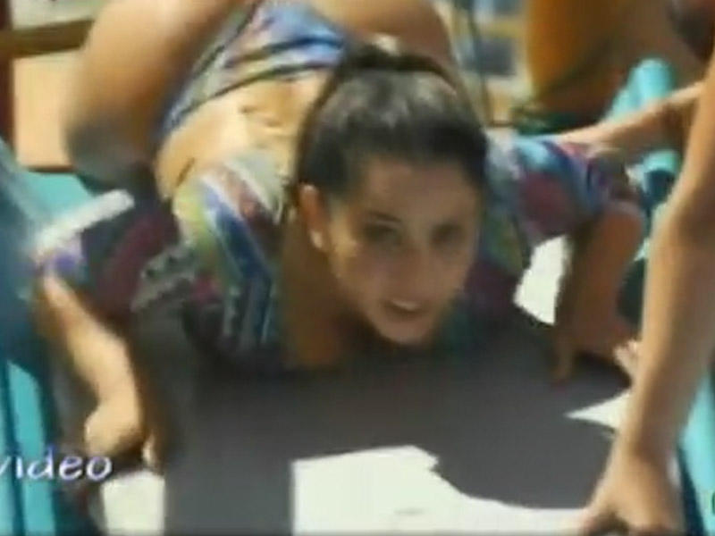 Vücudu ilə çimərlikdə 