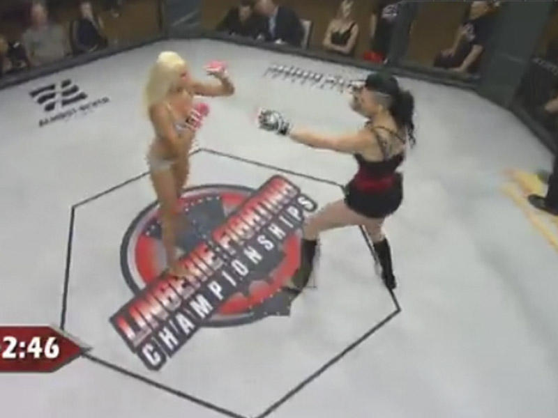 Bu qadınlar alt paltarında döyüşürlər