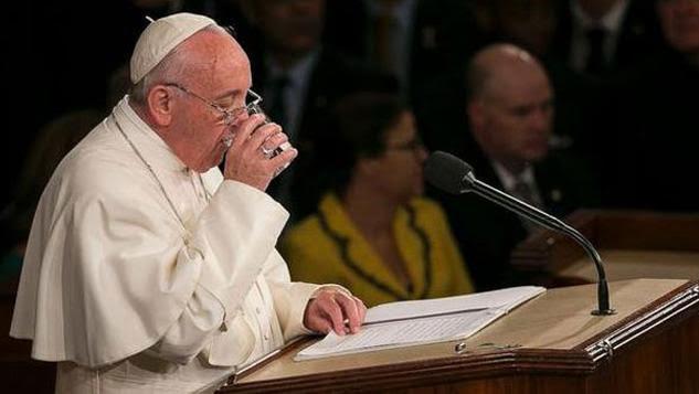 Konqresmen Roma papasının stəkanını oğurladı