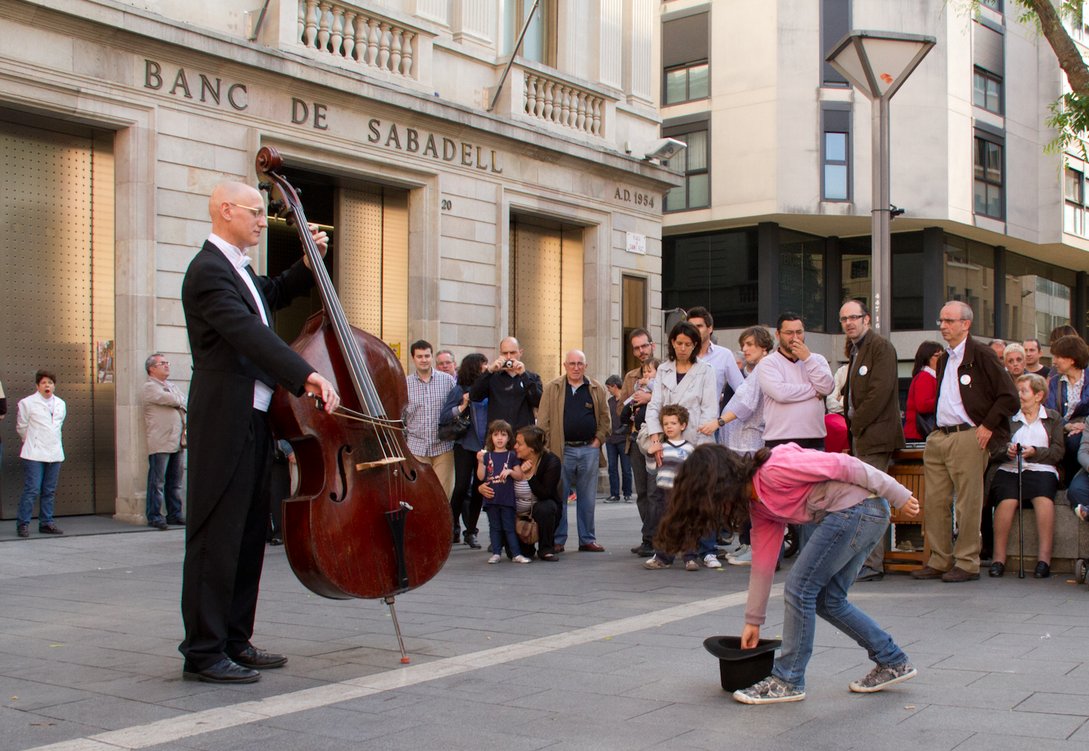 Balaca bir qızın musiqiçinin papağına qəpik atmağı görün nəyə gətirib çıxartdı