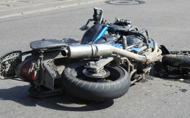 Kürdəmirdə motosikletçi qəzaya düşdü