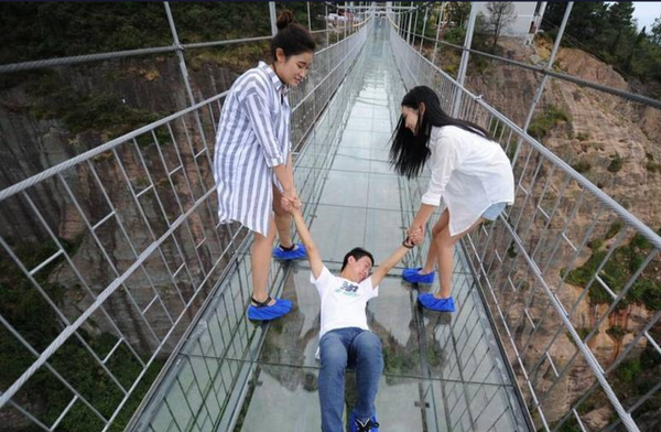 Döşəməsi şəffaf şüşədən olan ilk asma körpü