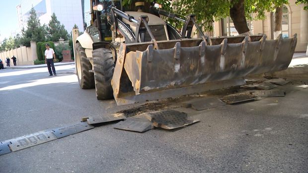 Bakı yollarında süni maneələrin sökülməsinə başlanılıb