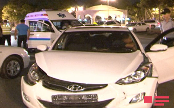 Bakıda iki avtomobil toqquşub, onlardan biri aşıb