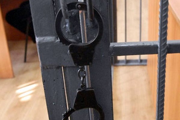 Özünü deputatın qohumu kim təqdim edərək dələduzluq etmiş şəxs məhkəmədən vaxt istəyib