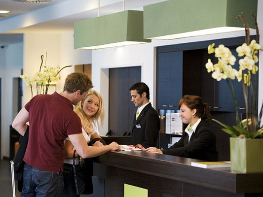 Azərbaycanda hotellərə qız ilə getmək