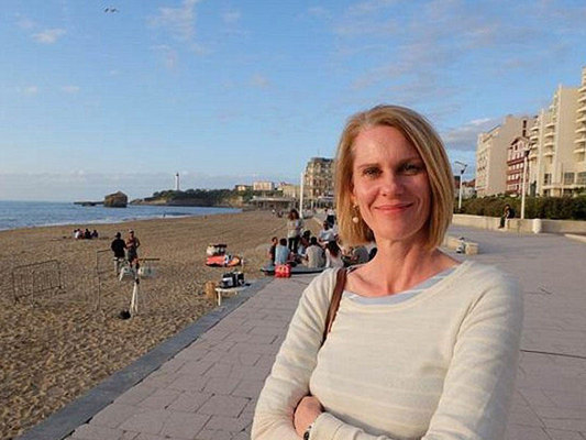 Zorlanmış iki uşaq anasına gözəllik salonu təklif olundu