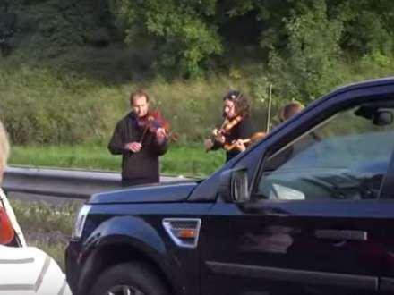 Tıxaca dözməyib musiqi ifa etdilər