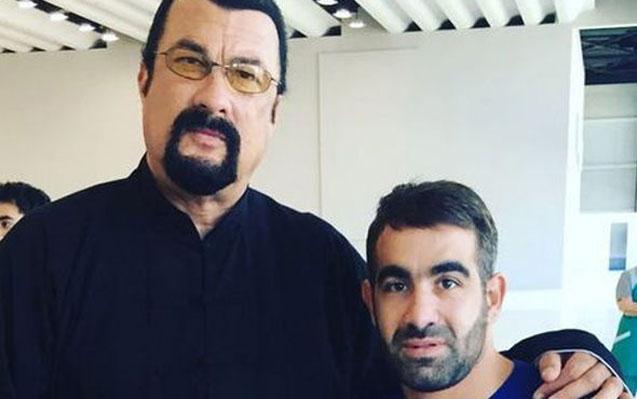 Stiven Siqal axtardığı azərbaycanlı karateçi ilə görüşdü