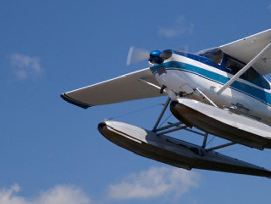 Təyyarə körpüyə çırpıldı: