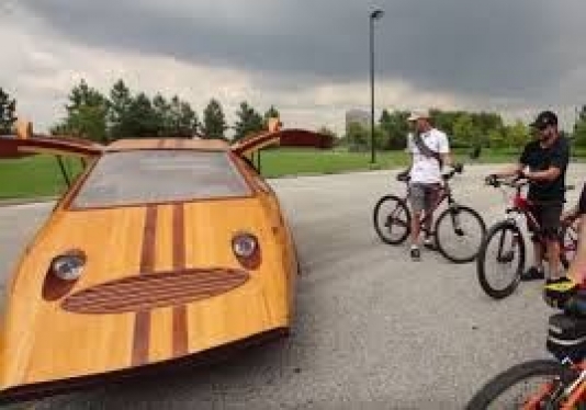 Taxtadan avtomobil düzəltdi