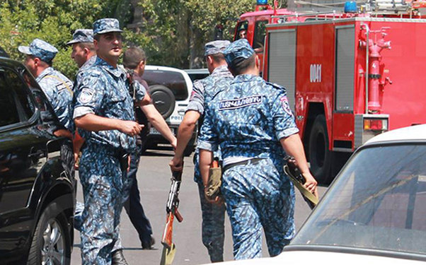 İrəvanda polislərin 3 günlük girovluğu