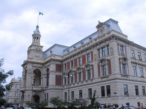 İran bankı Bakı Şəhər İcra Hakimiyyətini məhkəməyə verdi