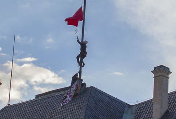 Prezident iqamətgahında bayraq yerinə qırmızı alt paltarı asdılar -