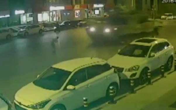 Özünü tankların altına atdı