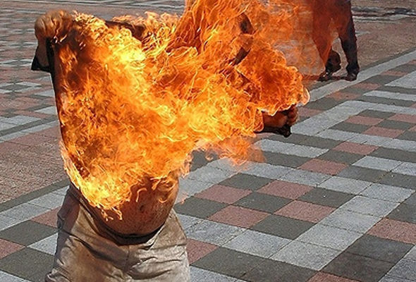 Sumqayıtda məcburi köçkün özünü yandırıb