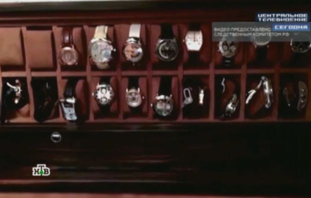 Rusiyada həbs edilmiş məmurdan milyon dollarlıq saat götürülüb -
