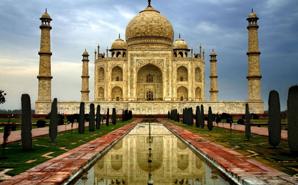 Tac-Mahalın pilləkənində “selfie” çəkərkən öldü