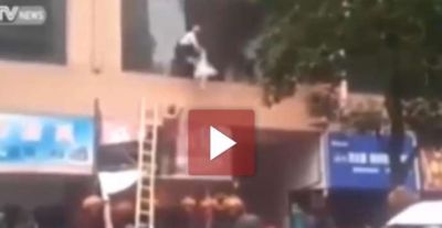 Şagirdləri alovlar arasından belə xilas etdilər -