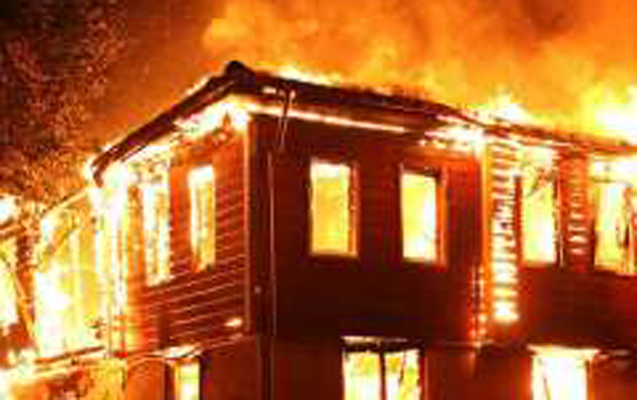 İkimərtəbəli ev yandı