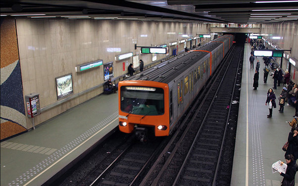 Brüsseldə metro şübhəli paketə görə boşaldıldı