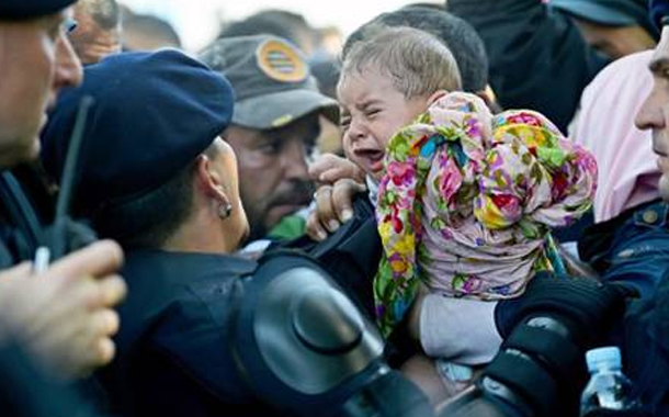 Qaçqınlara görə yollar bağlanır