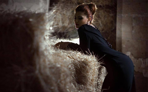 Azərbaycanlı müğənnidən üzüm bağında cazibədar