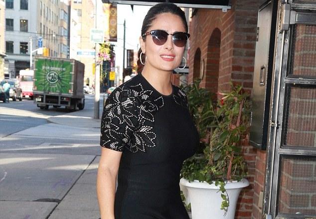 Bu dəfə dekoltesiz geyindi