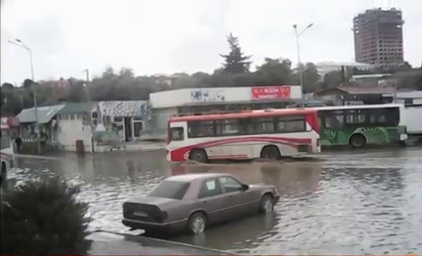 Sabunçunun mərkəzi küçəsi su altında qalıb