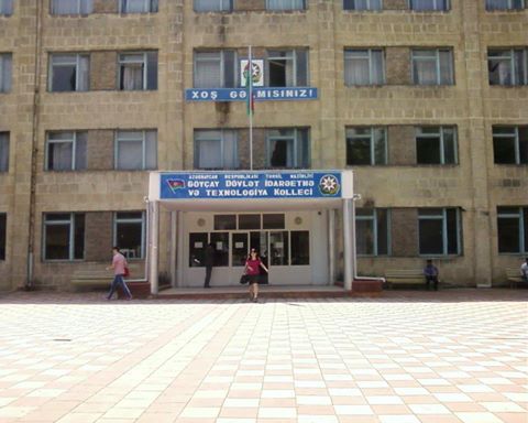 Göyçaydakı bu kollec bazara dönüb