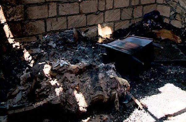 Gəncə sakini öz evini yandırıb