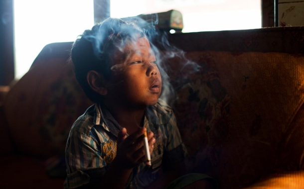 Bələkdən siqaret çəkən uşaqlar