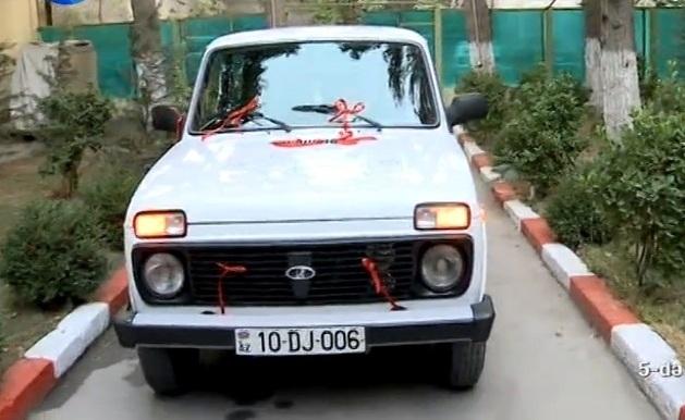 Əməkdar artist olan müğənni Zaura maşın hədiyyə etdi