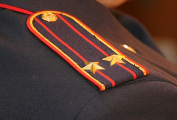 Bakıda məktəb binasının qarşısında polisin paqonlarını cırdılar