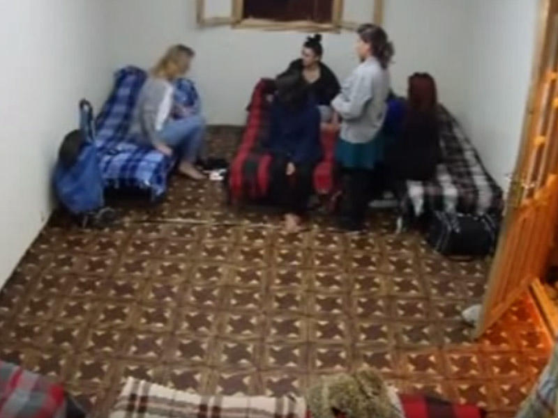 Roza Zərgərli kameraya məhəl qoymayıb paltarını dəyişdi