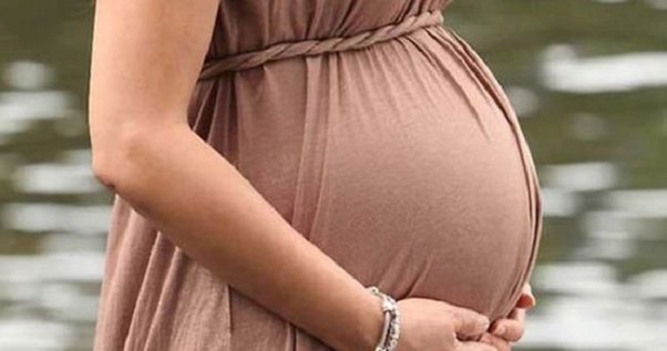 Azərbaycanda ana olan məktəbli qızlar