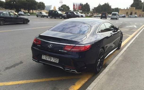 Milli Məclisin qarşısında cərimələnən lüks maşın kimindir? —