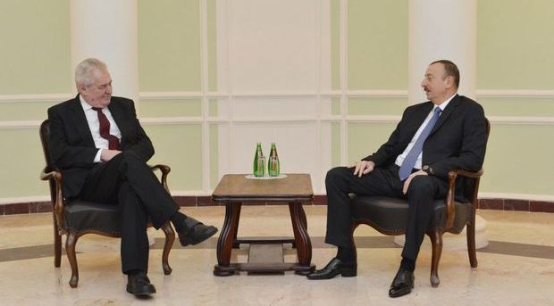 İlham Əliyev və Miloş Zeman təkbətək görüşdü