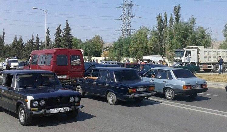Mingəçevirdə əhali yenə ayağa qalxdı, yol kəsildi