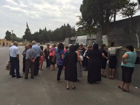 Şəhid ailələri Milli Məclisin qarşısında aksiya keçirir