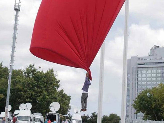 Bayraq onu tutan şəxsi havaya uçurdu