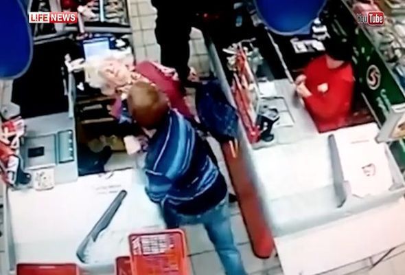 Rusiyada yaşlı qadını mağazada “nokaut” etdilər