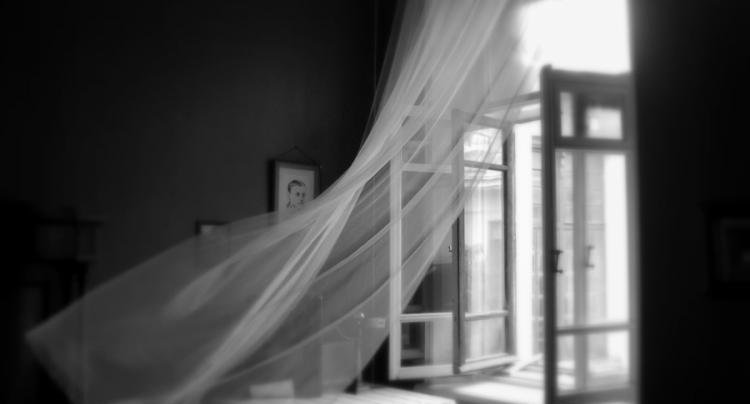 Qadın özünü 7-ci mərtəbədən atdı