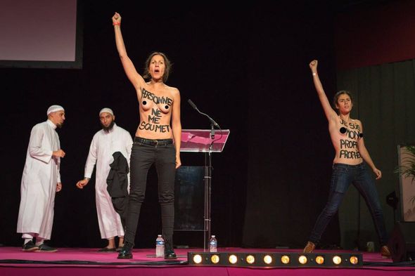 FEMEN müsəlmanların konfransını dağıtdılar