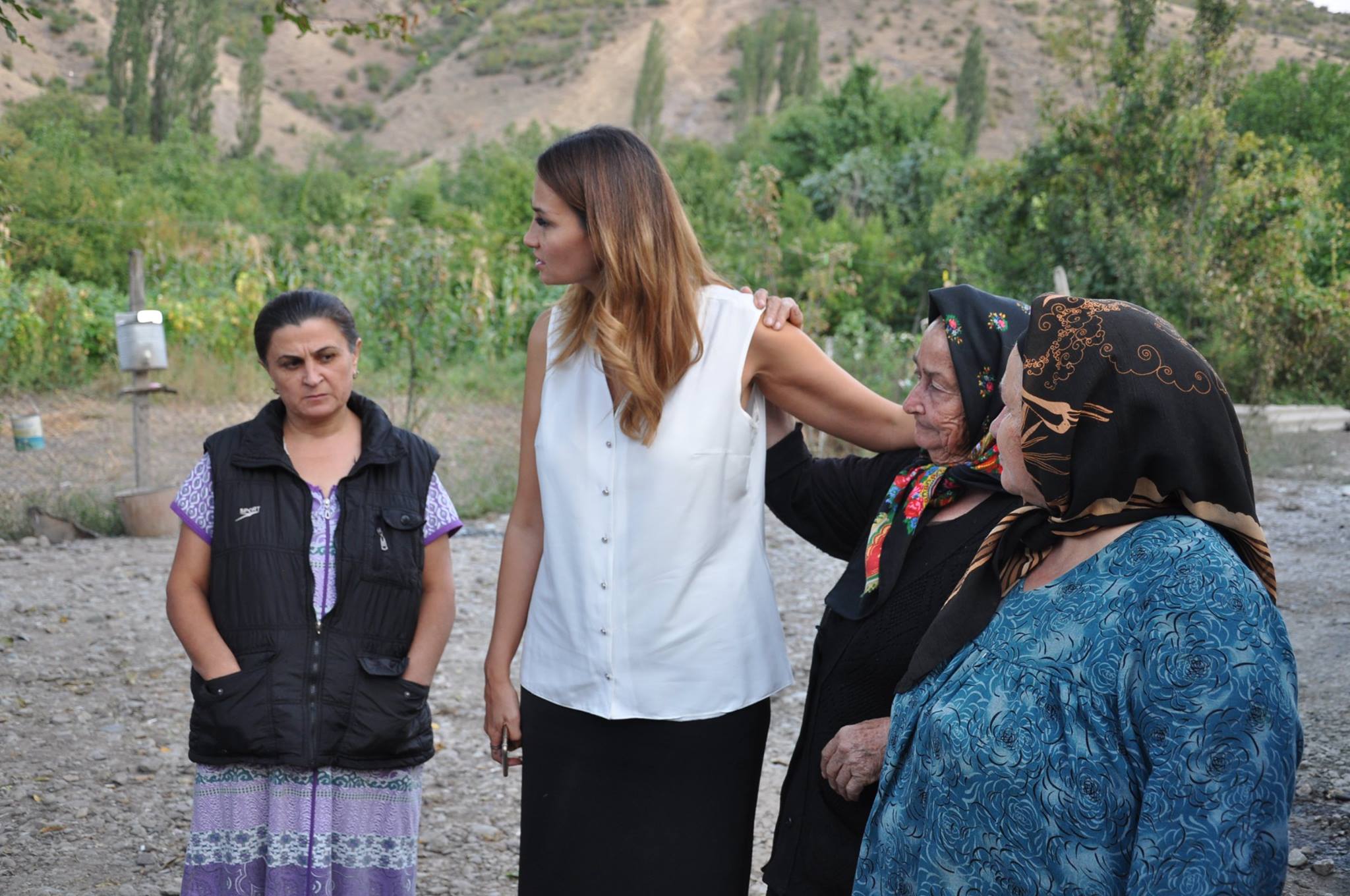 Qənirə Paşayeva ön cəbhədə sakinlərlə görüşüb