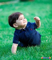 Kölgəsi ilə başı bəlada olan balaca qız -