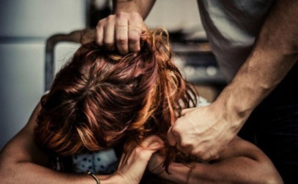 Arvadını döyə-döyə öldürdü