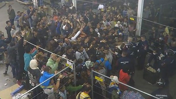 Macarıstanda miqrantlara heyvan kimi davrandılar